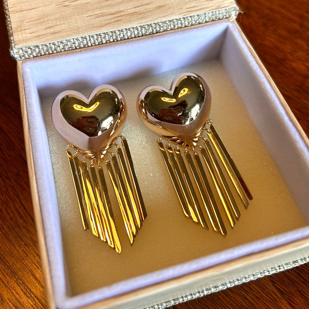 Gold Heart Fringe Drop Earrings - Elegant Statement Jewelry - Picture 2 of 8